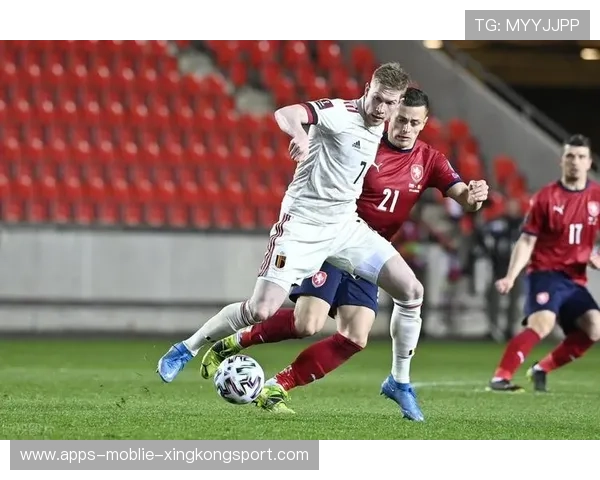 卢卡库滑步假动作后抽射，力量感十足——足球场上的绝佳瞬间