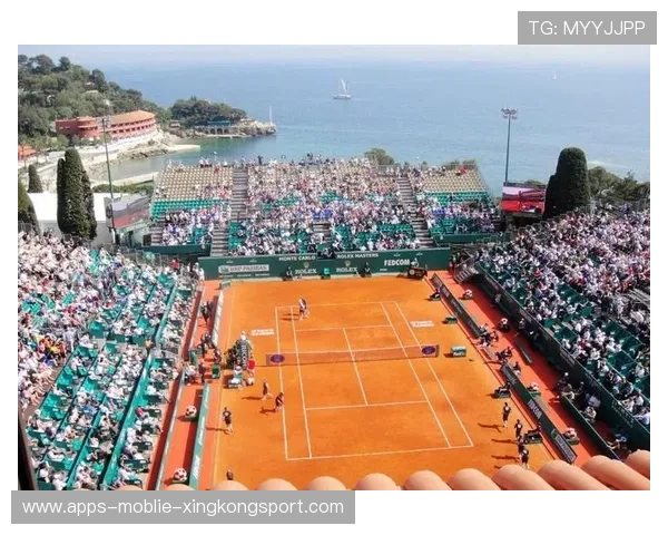 网球红土场上的强势滑步：精准回球背后的秘密