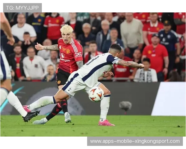 英超热刺右路传中引发混战,比分被改写