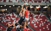 由于 2026 体育中考临近，多地体育公园在夜晚出现了家长带孩子加练的热潮。